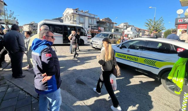 Yolcu Midibüsü ile Minibüs Çarpıştı: 13 Yaralı