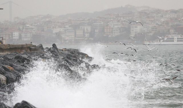 Güney Marmara'da feribot seferlerine fırtına engeli
