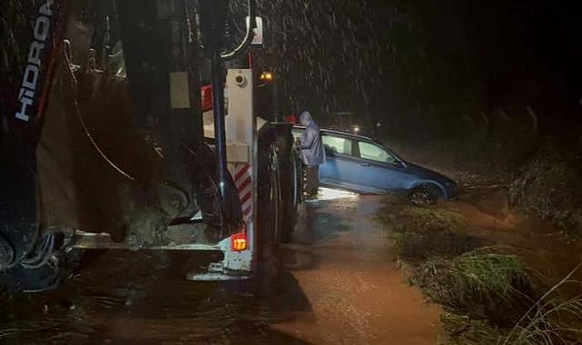 Marmaris'te sağanak: Yollar göle döndü, araçlar mahsur kaldı
