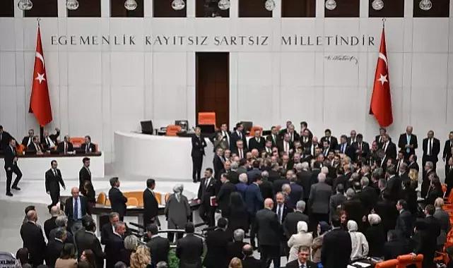Meclis'te kavga ! Oturuma iki kez ara verildi