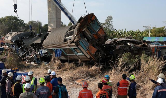 Tayland’da Raylarda Can Pazarı: İnşaat Vinci Yolcu Treninin Üzerine Düştü, 32 Ölü!