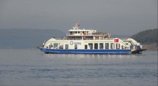 Bozcaada feribot hattında 2 sefer iptal edildi