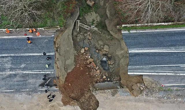 İzmir'de şiddetli yağış nedeniyle Selçuk-Aydın kara yolu çöktü