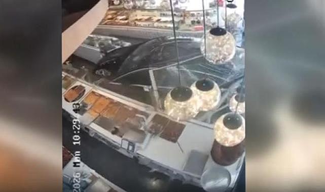 Kontrolden çıkan araç pastaneye girip çıktı