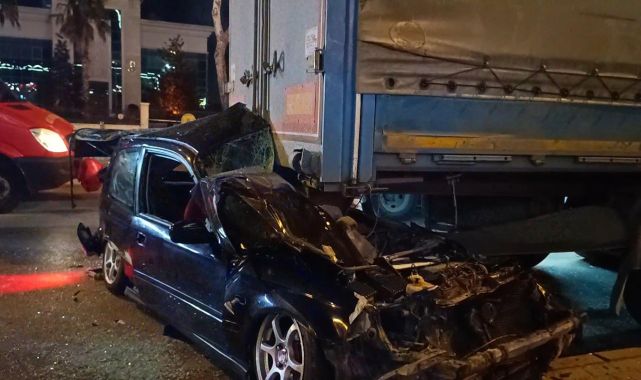 Bursa'da can pazarı: Park halindeki tıra çarpan araç hurda oldu