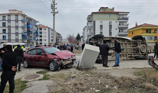 Çorumda minibüs ile otomobil çarpıştı: 5 yaralı