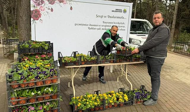 İnegöl'de mezarlıklar çiçek bahçesine büründü