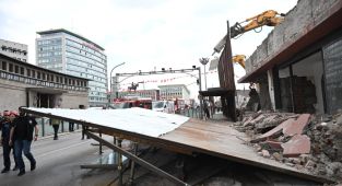 Ankara'da bir binanın platformu çöktü