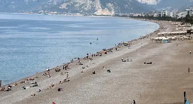 Antalya'da bahar ayında sahiller doldu