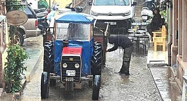 Balıkesir'de sağanak nedeniyle cadde ve sokaklar göle döndü