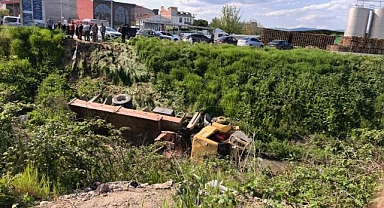 Bursa'da freni patlayan vinç dereye uçtu : Sürücü hayatını kaybetti
