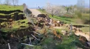 Bursada toprak kayması: Yol kapandı