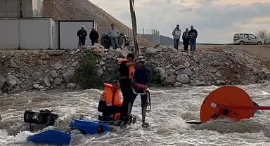 Dereyi traktörle geçmek isterken faciadan dönüldü