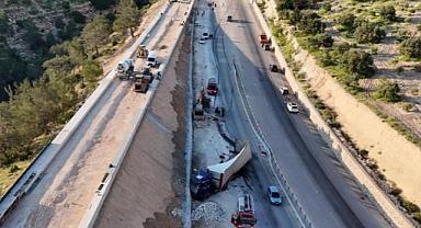 Freni boşalan tır yapımı süren kaçış rampasına çarptı: 1 ölü