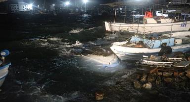 Hatay'da fırtına: Tekneler battı, çatılar uçtu, ağaçlar devrildi
