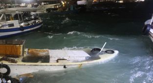 Hatay'da fırtına: Tekneler battı, çatılar uçtu, ağaçlar devrildi