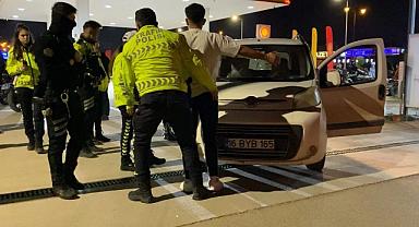 Hesabına gelen parayı harcadı, ortalık karıştı: Araçtan atlayarak kaçtı