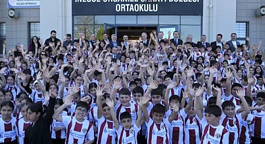 İnegölspor forması bin 100 öğrenciye dağıtıldı