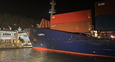 İstanbul Boğazı’nda gemi yalıya metreler kala karaya oturdu