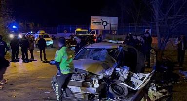 İstanbul'da servis minibüsü ile otomobil çarpıştı: 11 yaralı