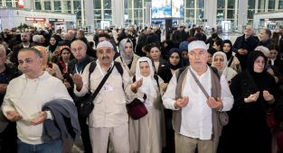 İstanbul'dan ilk hac kafilesi kutsal topraklara uğurlandı