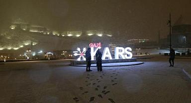 Kars'ta baharda yağan kar kenti beyaza bürüdü