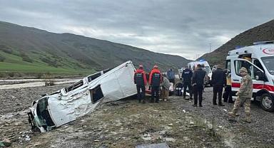 Kontrolden çıkan minibüs dere yatağına devrildi: 16 yaralı