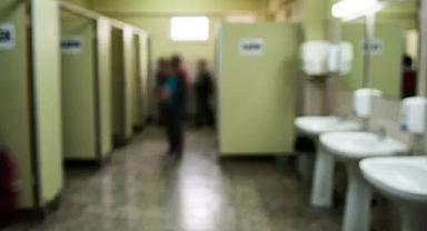 Okul tuvaletinde silah ve tehdit notu bulundu