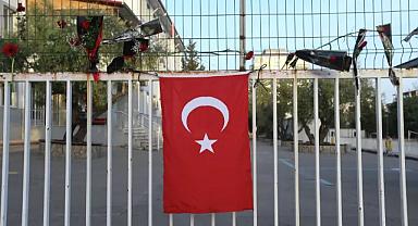 Silahlı saldırının gerçekleştiği Ayser Çalık Ortaokulu'na Türk bayrağı asıldı ve karanfil bırakıldı