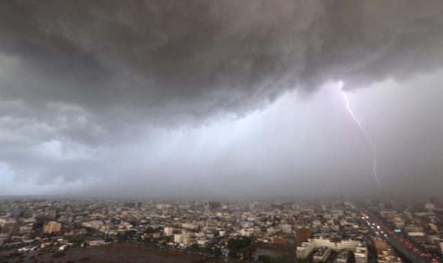 Suudi Arabistanda şiddetli yağış nedeniyle bazı bölgelerde eğitime ara