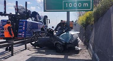 TEM Otoyolu'nda otomobil yön levhasına saplandı