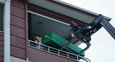 250 kiloluk cenaze teleskopik forkliftle taşındı