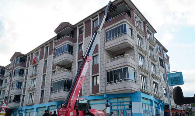 250 kiloluk cenaze teleskopik forkliftle taşındı