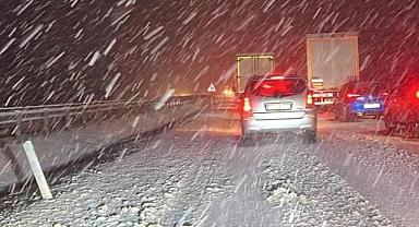 3 devlet yolu kar yağışı nedeniyle tır ve çekicilere kapatıldı