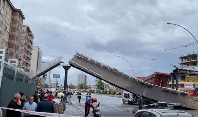 Ankara’da damperi açılan tır üst geçidi yıktı