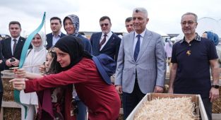 Bakan Bolat, torunlarıyla 8. Etnospor Kültür Festivali'ne katıldı