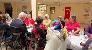 Bakan Göktaş'tan huzurevine Anneler Günü ziyareti