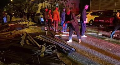 Bartın'da şiddetli fırtına: Çatı uçtu, 6 araç hasar gördü