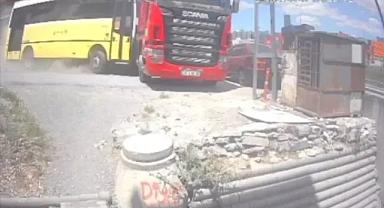 Beylikdüzü'nde freni boşalan İETT otobüsü, park halindeki araçlara çarptı