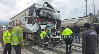 Bursa'da tır, ışıklarda duran tankere çarptı. Olayda 1 kişi öldü
