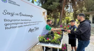 İnegöl'de bayram öncesi mezarlıklar çiçek açtı