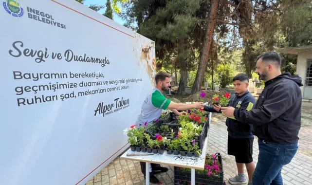 İnegöl'de bayram öncesi mezarlıklar çiçek açtı