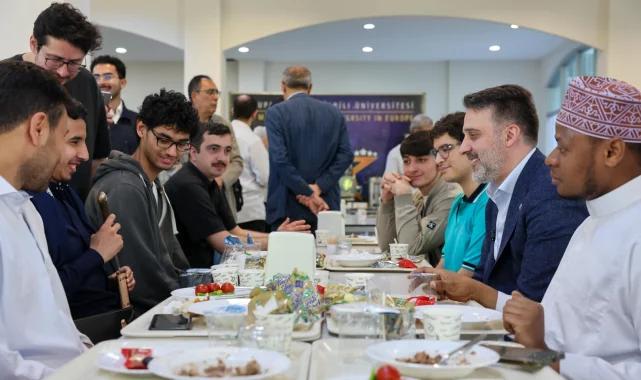 Başkan Vekili Biba, bayram sofrasında öğrencilerle buluştu