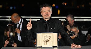 Cannes'da Altın Palmiye Ödülü'nü, Romanyalı yönetmen Cristian Mungiu kazandı