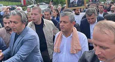 CHP Genel Merkezi'nden ayrılan Özgür Özel TBMM'ye yürüyor