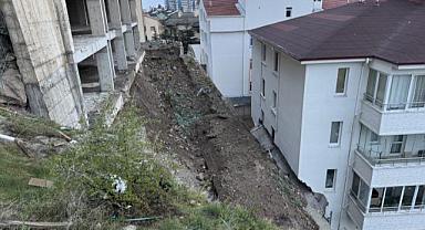 Çöken istinat duvarı evlerin içine girdi
