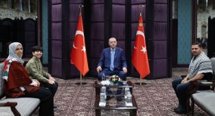 Cumhurbaşkanı Erdoğan, Gazzeli Ebu Cezer ve ailesini kabul etti