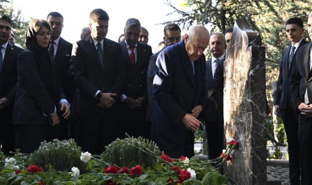 Devlet Bahçeli, Alparslan Türkeş'in kabrini ziyaret etti