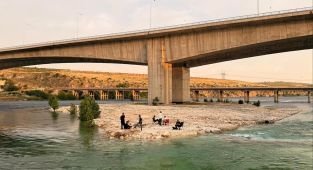 Fırat Nehrinde su yükseldi: Piknikçiler adacıkta mahsur kaldı