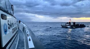 İzmir açıklarında 17 düzensiz göçmen kurtarıldı